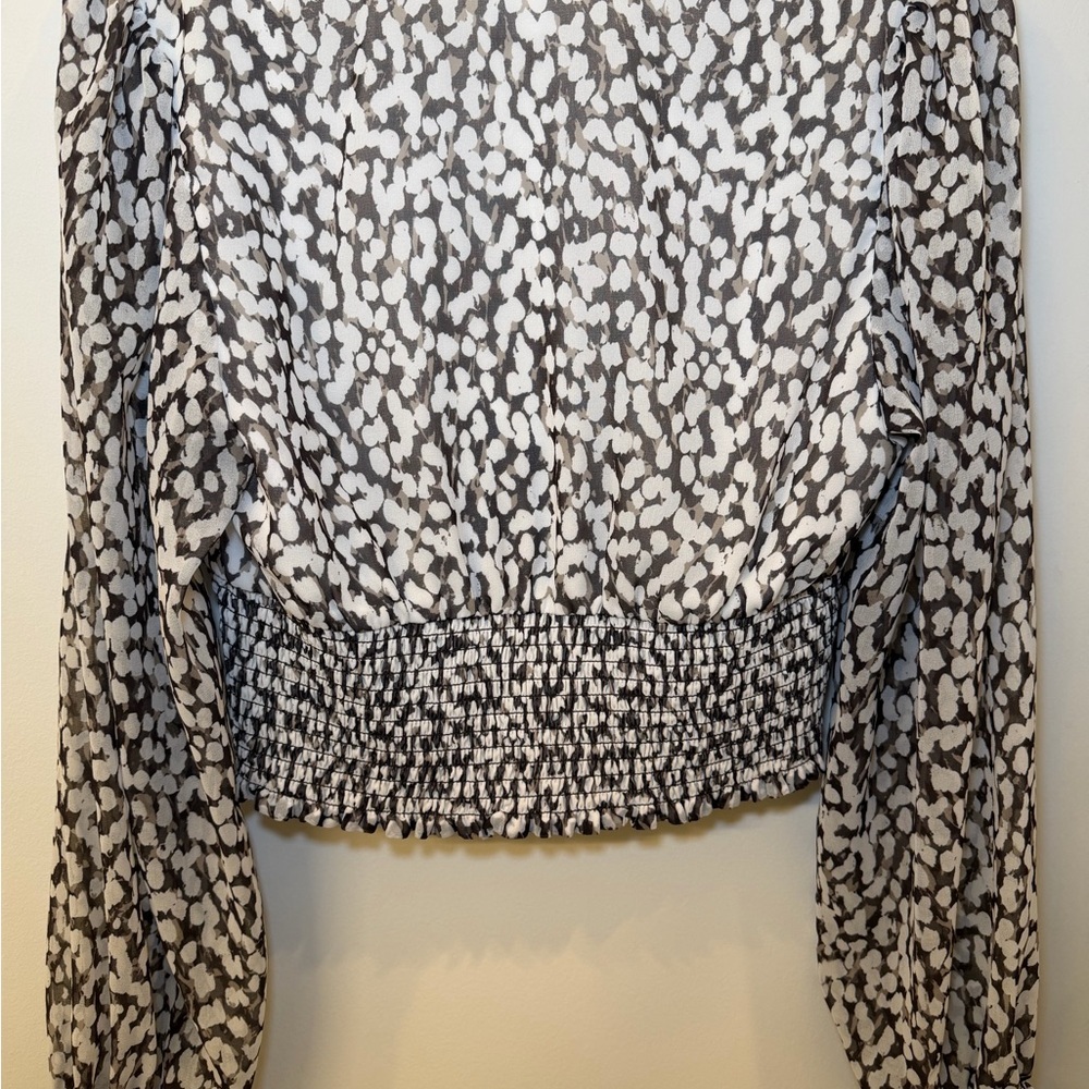 Wilfred Aritzia Black & White Printed Smocked V-Neck Women's Crop Top - Picture 6 of 7